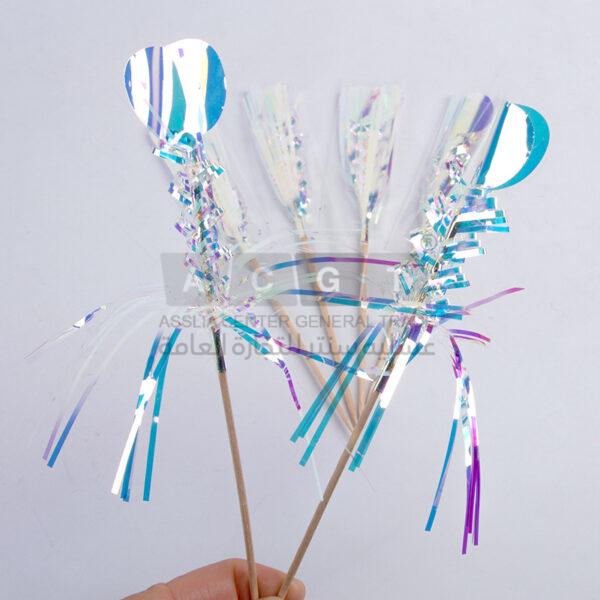 عيدان خشب مع قصاصات شبر فضية اللون للزينة