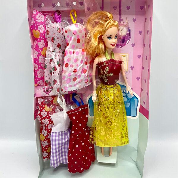 لعبة باربي مع فساتين