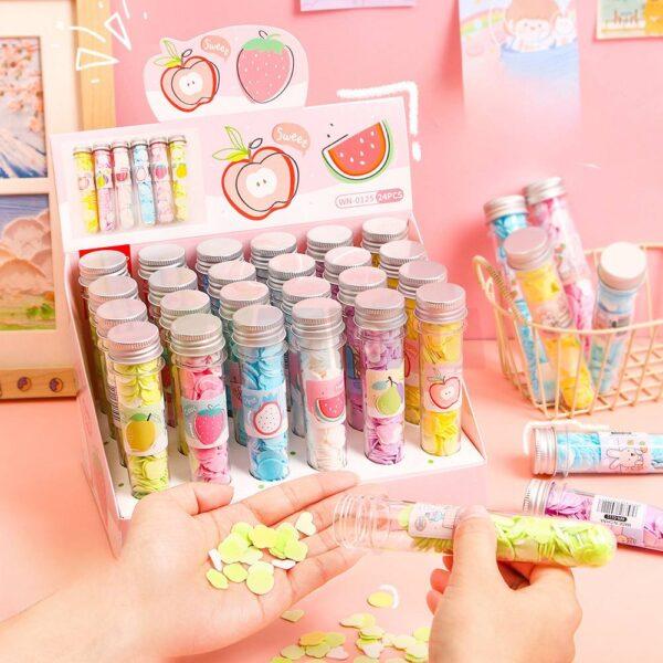 علب صابون بألوان وروائح مختلفة على شكل وردة